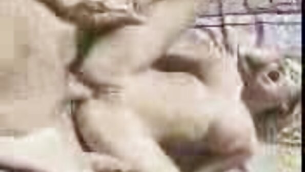 O drăguță cu o dragoste de penis mare în pizda ei ejaază când o ia dracu