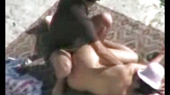 O fată blondă slăbănogă și curvă de podea de bucătărie