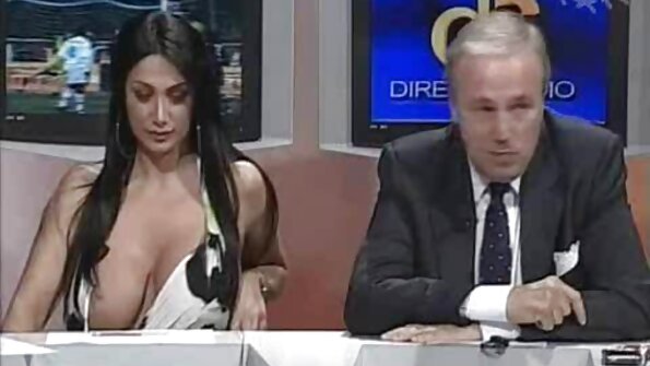 Latina curbate cu sâni mari călărind o pula mare în aer liber