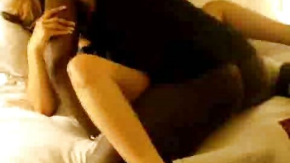 Afaceri lesbiene de blondă drăguță și latină cu spatele tatuat