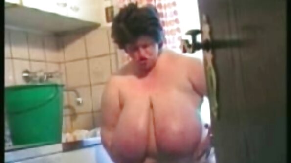 Latina cu păr lung și blond își scutură fundul magnific