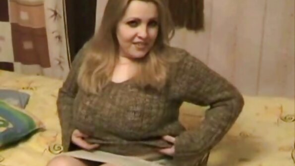 Fată de peste treizeci de ani cu părul negru gata de sex cu fiul vitreg