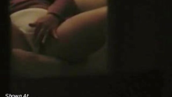 O doamnă excitată este frecat de un cocoș în timpul unei scene de masaj
